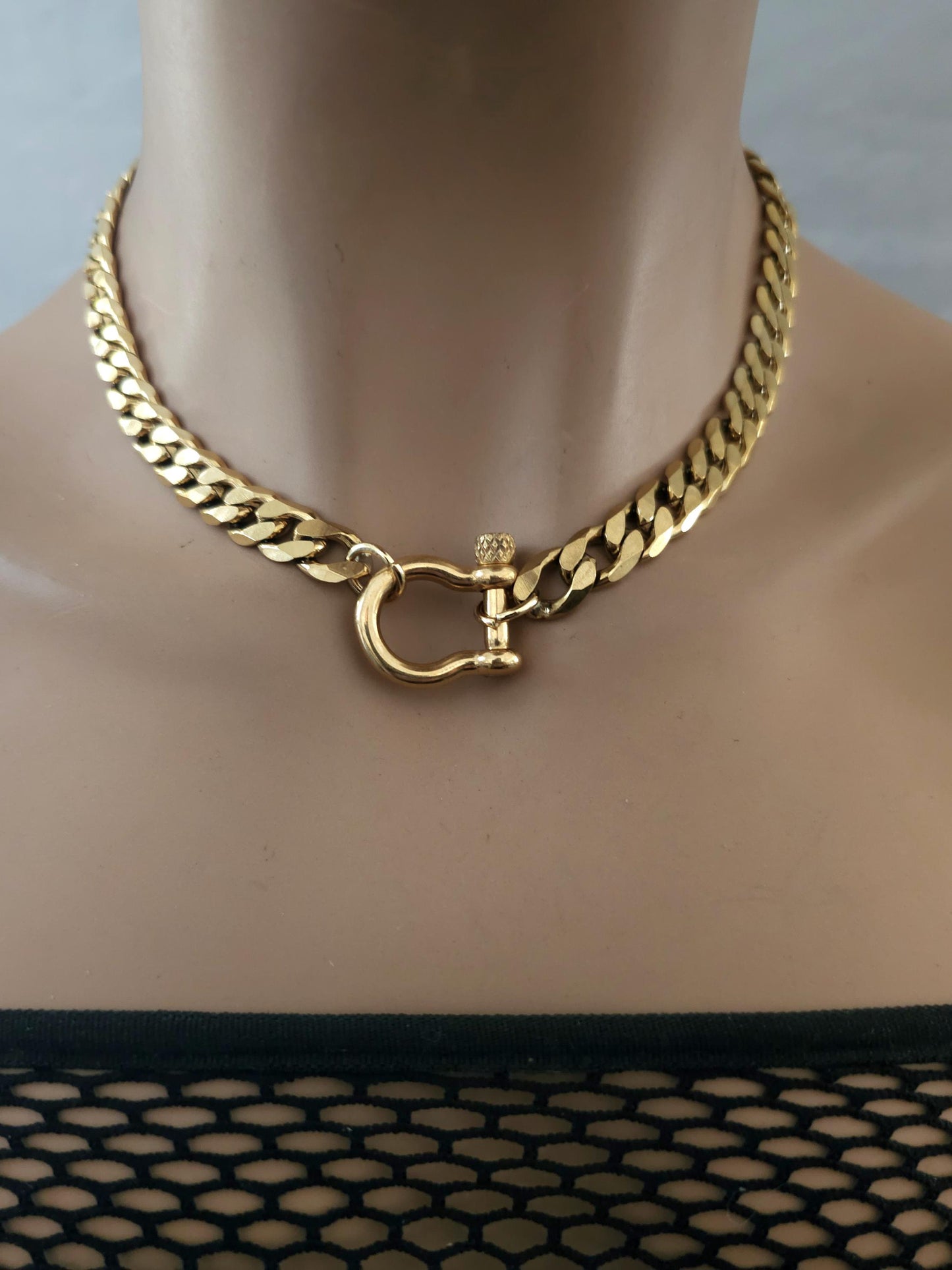 Shackle Lock Day Collar Gold Necklace - Chunky BDSM Aesthetic Locking Choker - Bondage Gear aesthetic jewelry with U Lock carabiner