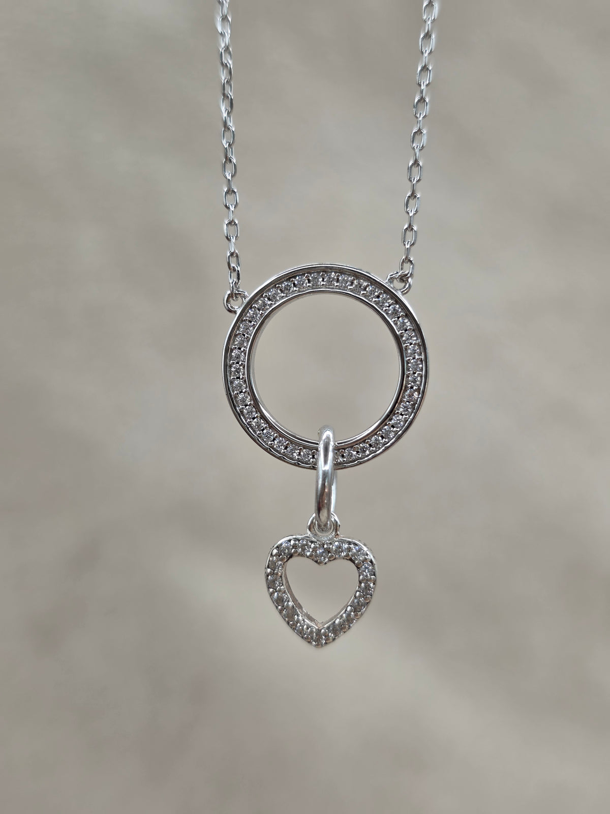 Halskette aus Sterlingsilber mit Herzanhänger und Zirkonia | Halskette mit Verschluss