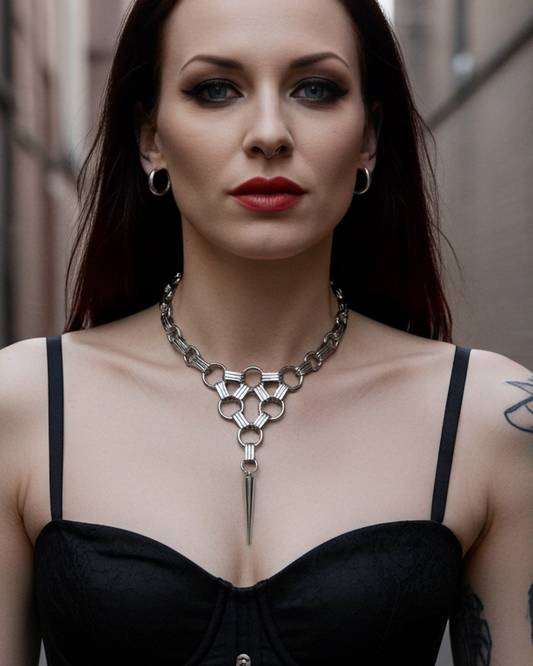 Collana a pettorina gotica con catena a reticolo in acciaio e spike
