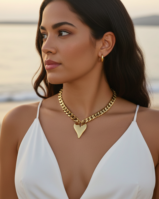 Gold Herz-Anhänger Halskette Choker Kragen:  Maximalistischer Statement-Schmuck