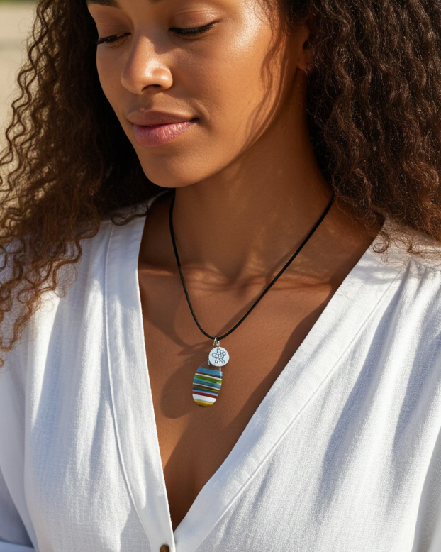 Upcycled Surfboard Harz Anhänger auf verstellbarem Leder Cord - Ocean Surfer Schmuck