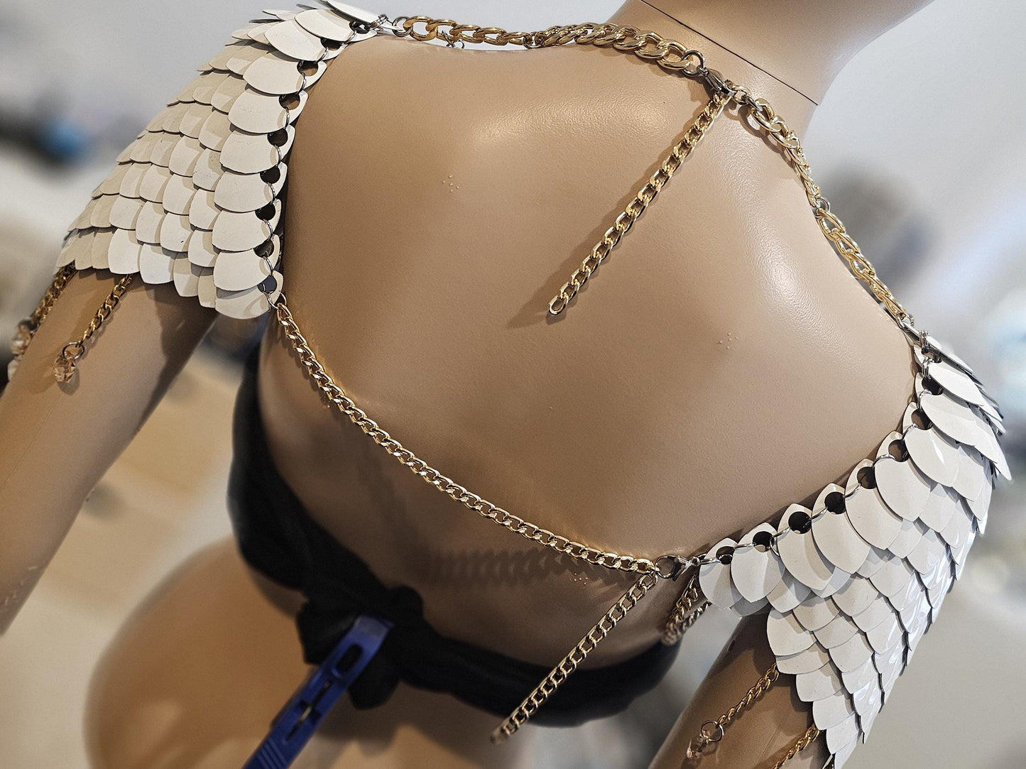 Metal WHite Shoulder Armor, Fantasy Scalemail Dragon Scale Womens Armor, Royal Fae Gala Fairytale Costume, Viking, Fairy Cosplay, Bookish